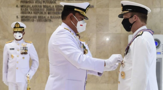 KASAL Beri Bintang Kehormatan pada KASAL Australia